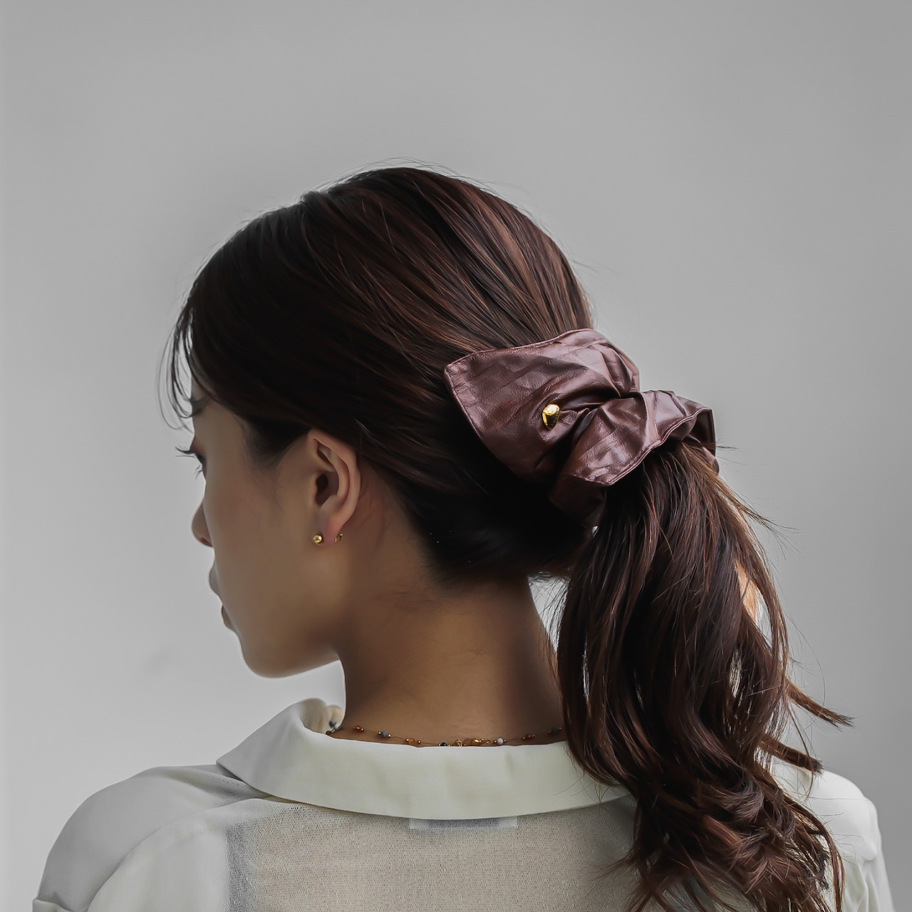 【ネコポス便】ヘアアクセ フェイクレザー風 リボンシュシュ ハートチャーム付き ヘアアクセサリー 大きめ 2541