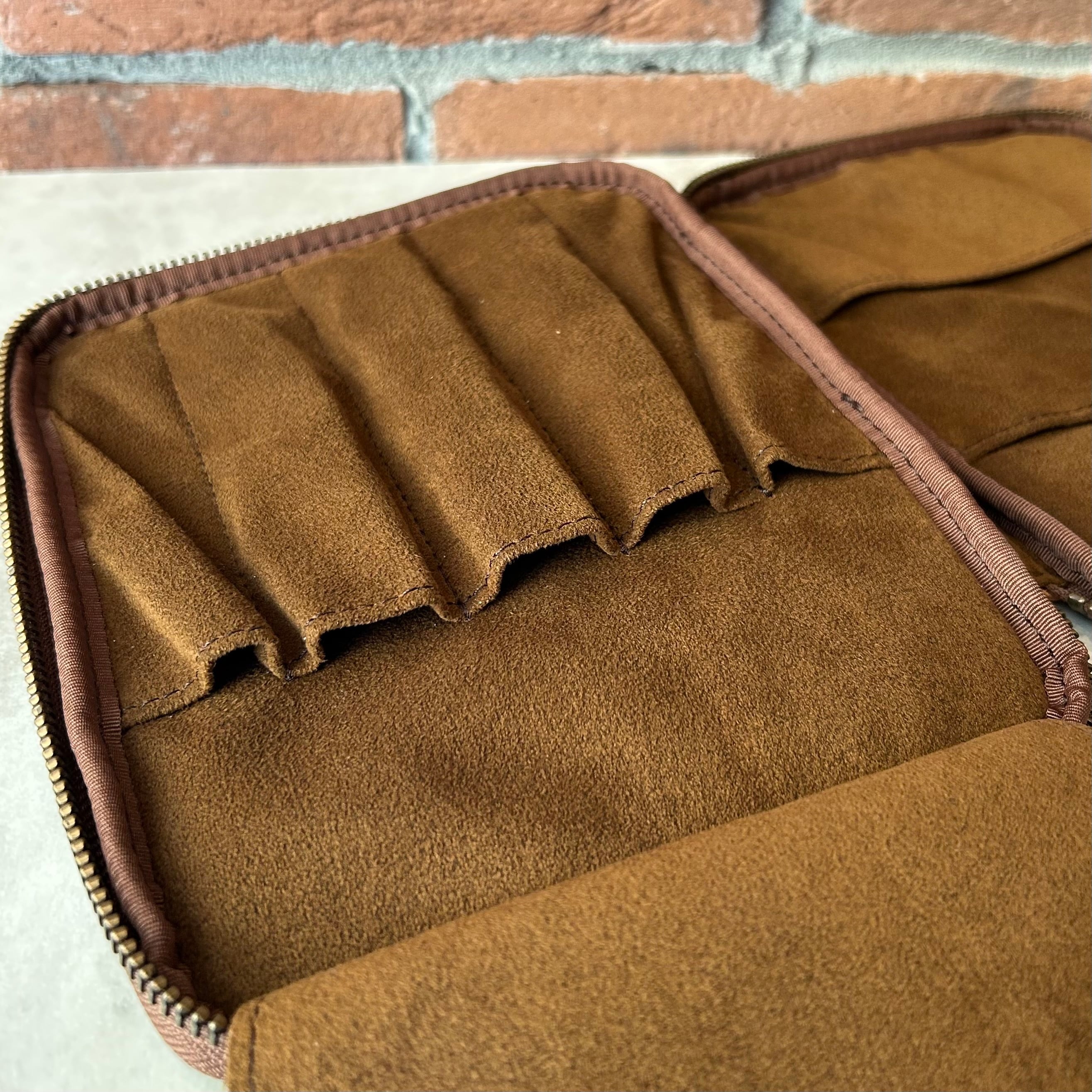 ＆Liebe「開くたび、ときめく 文具ポーチ（ぺブルヌメ革）」／5本差し