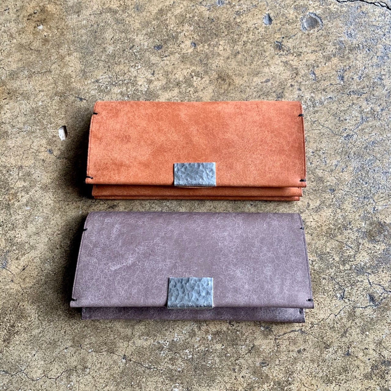 錫の手縫い財布　kuro