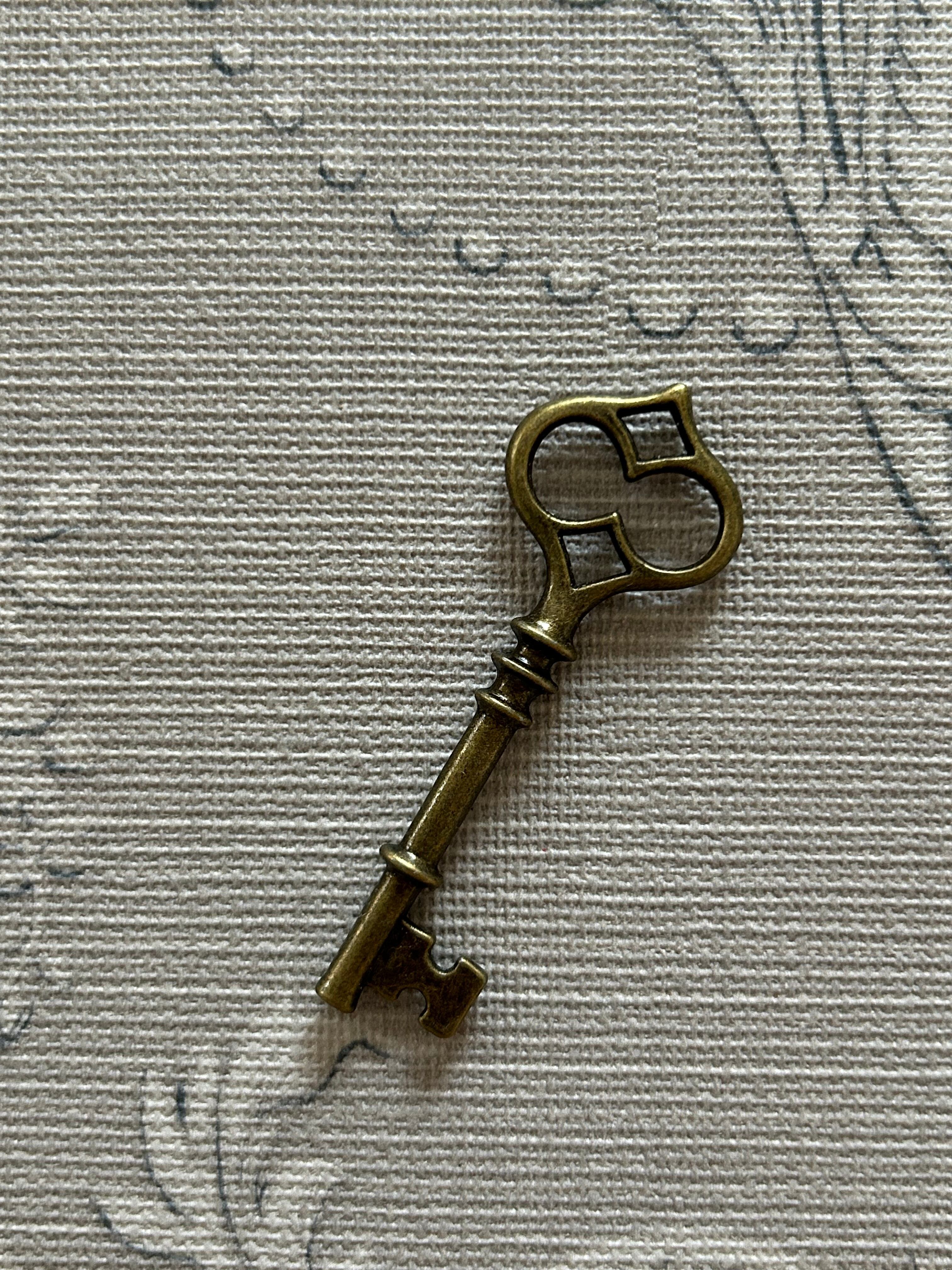 輸入デザインパーツ アンティーク調 Key 鍵 金古美 チャーム アクセサリーパーツ デコレーション 6.2cm