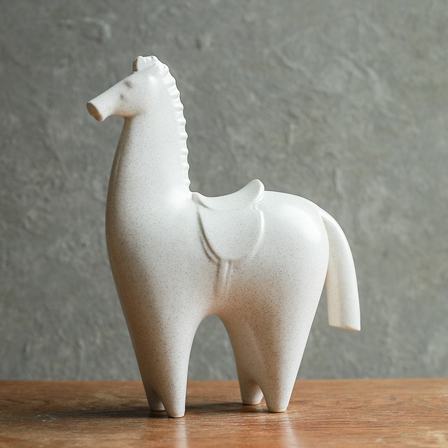 コロンとなめらかな、磁器の白い馬 1