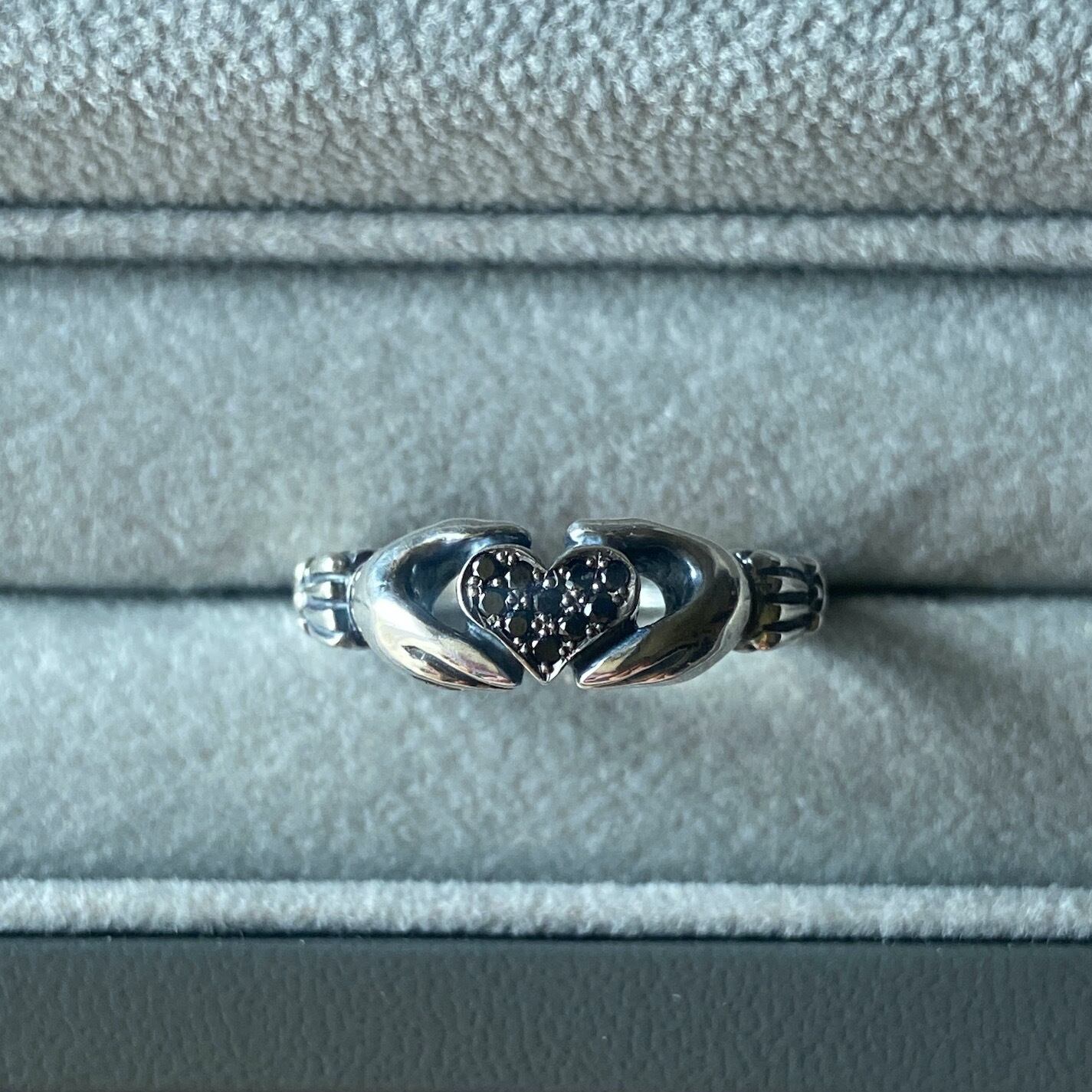 Silver925 ハートを抱く手のリング・ブラックダイヤ