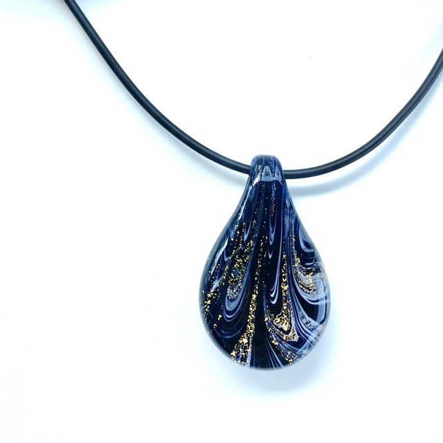 黒と金・銀箔のペンダント