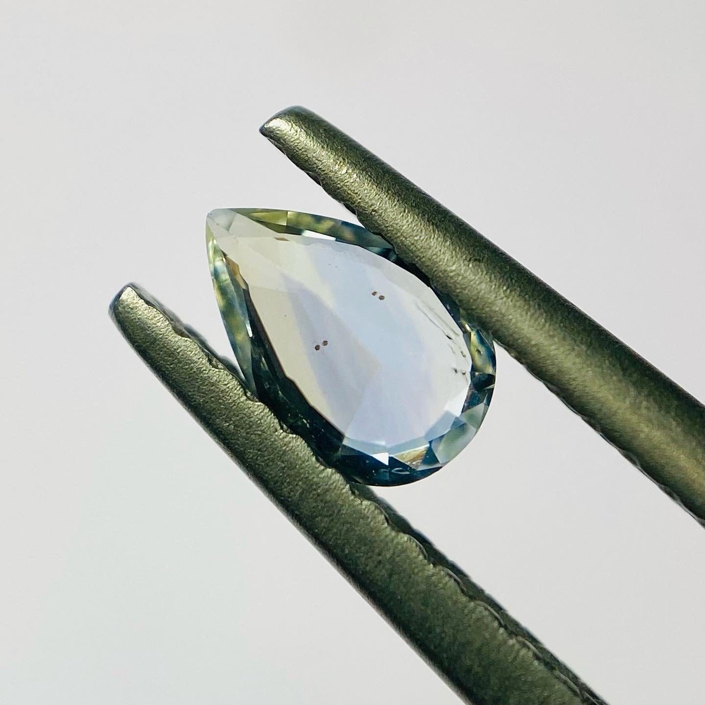 花の上の雫　サファイア