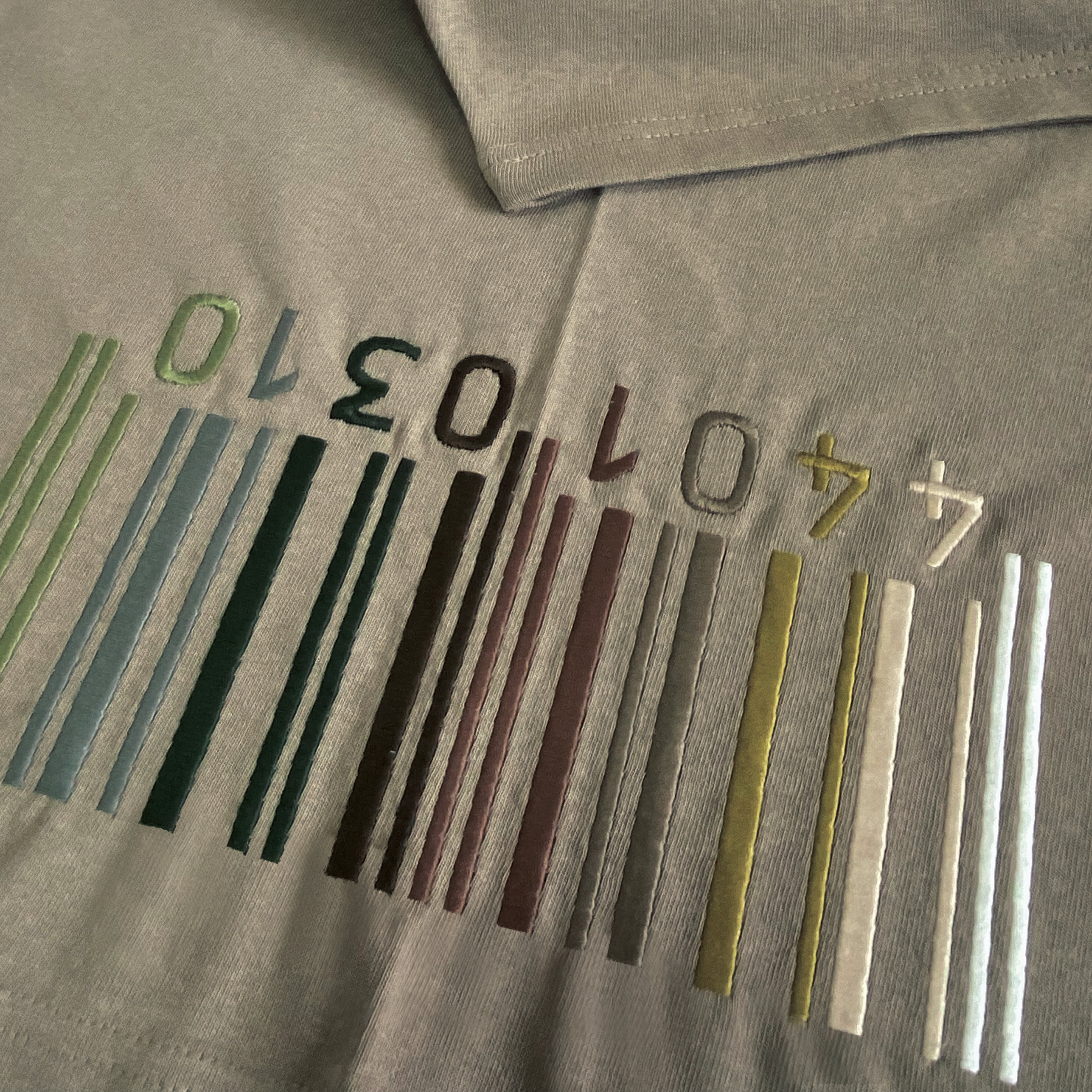 刺繍☆半袖Tシャツ／アースカラーの虹色バーコード