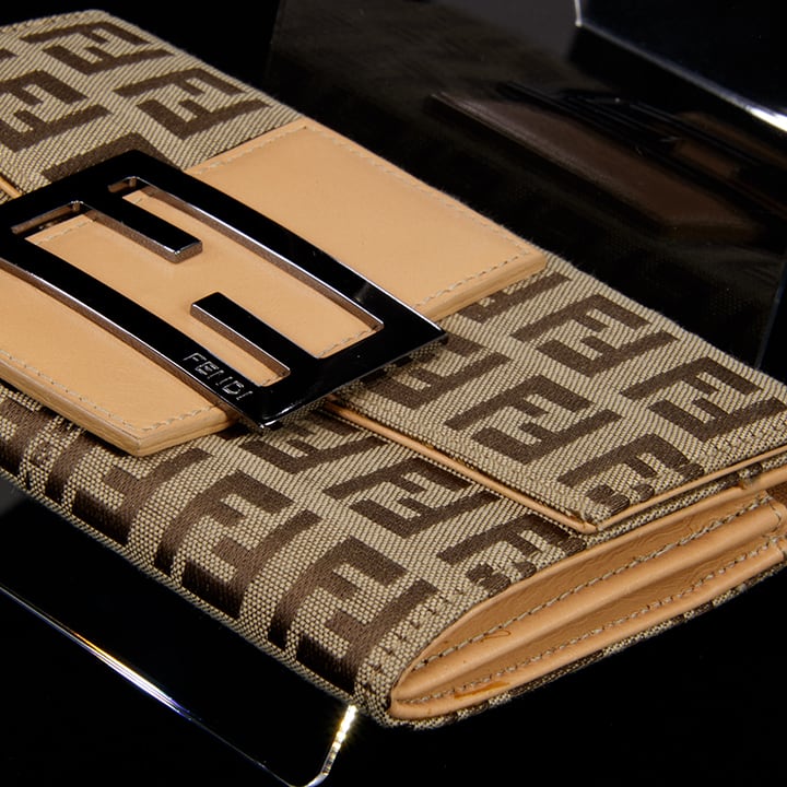 本物・送料無料・美品】FENDI・フェンディ・短財布・二つ折り財布