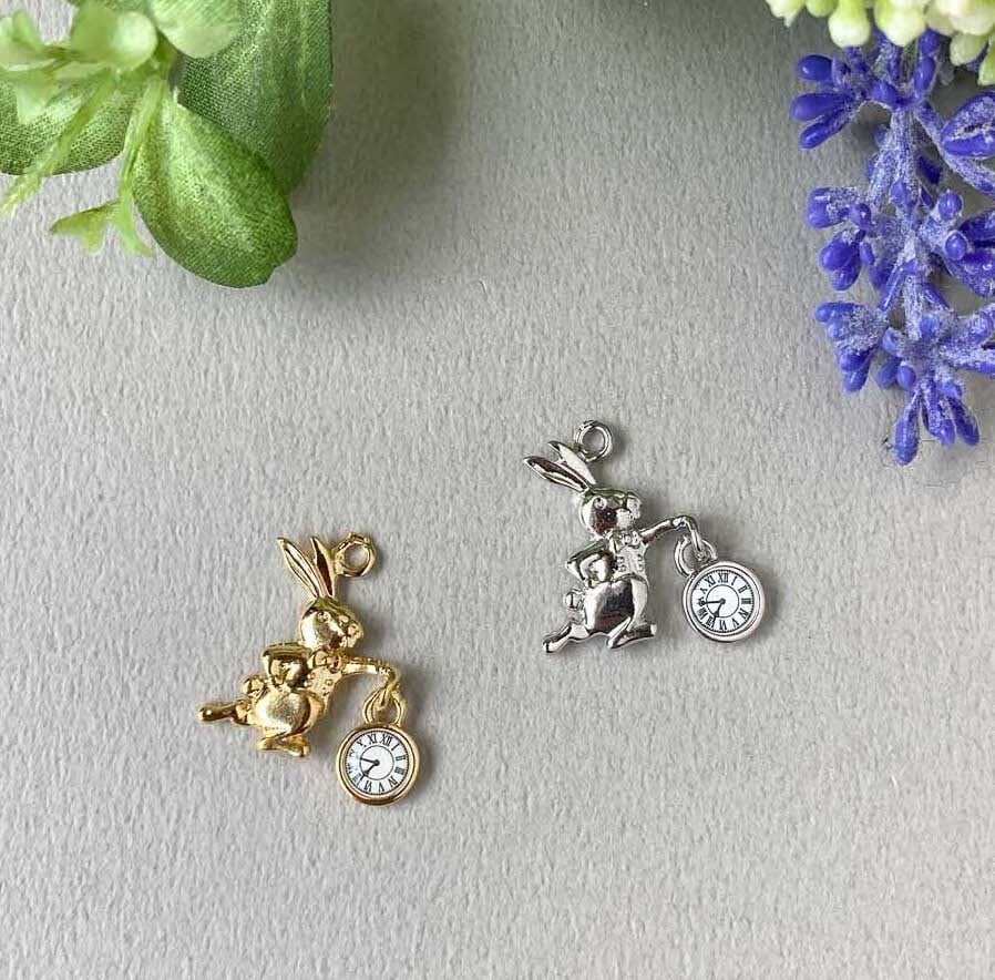 時計を持ったうさぎのチャーム（20mm） | Dua-アクセサリーパーツショップ