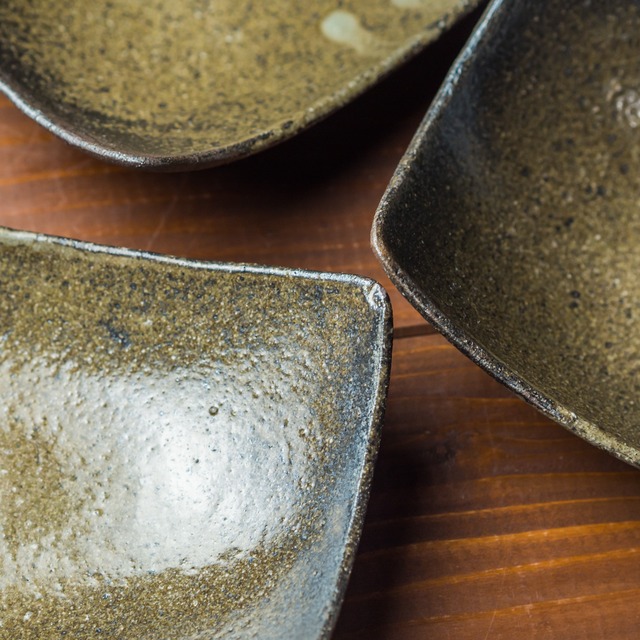 Kawara Irabo（角皿・反り皿・船皿）／今野忠則 ipotta