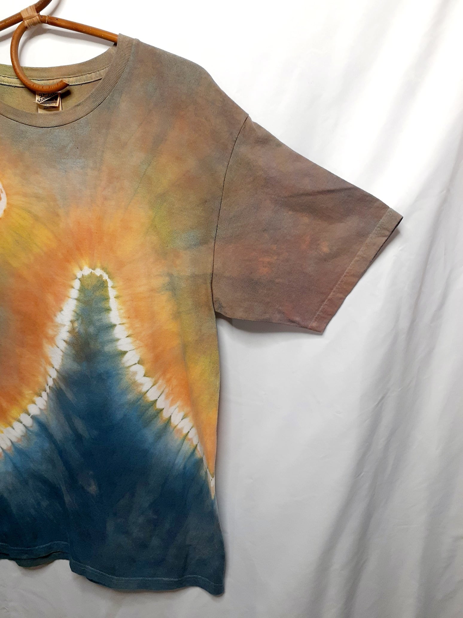 月と山の手染めTシャツ(藍染・ベンガラ染め)