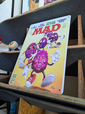 送料無料!ちょうどいいブリキ看板 【 MAD / マッド マガジン】『 カリフォルニアレーズン 』 アルフレッド・E・ニューマン / METAL SIGN / メタルサイン / ブリキ看板 / サインボード / ビンテージ加工〚アメリカン雑貨 アメトイ〛