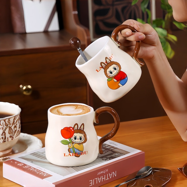ギフトにも！可愛いマグカップ labubu ラブブ陶器マグ 蓋・スプーン付き おしゃれなコーヒーカップ オフィス・家庭用 おしゃれ