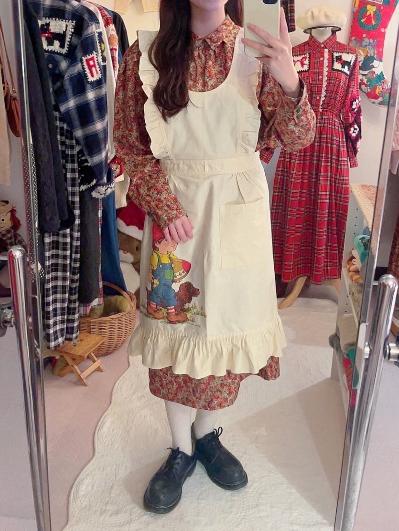 dog & boy cream frill apron