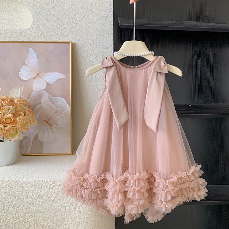 ピンクのフリルチュールドレス、ノースリーブ、リボンストラップ、ウエストベルト付き ピンクのフリルチュールドレス、ノースリーブ、リボンストラップ