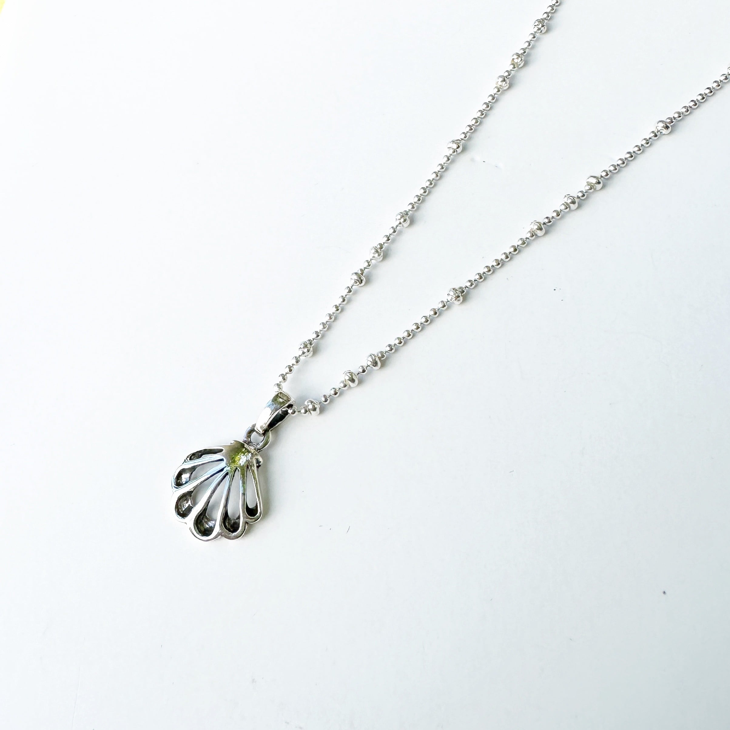 オキシダイズ スカシ シェル の ネックレス