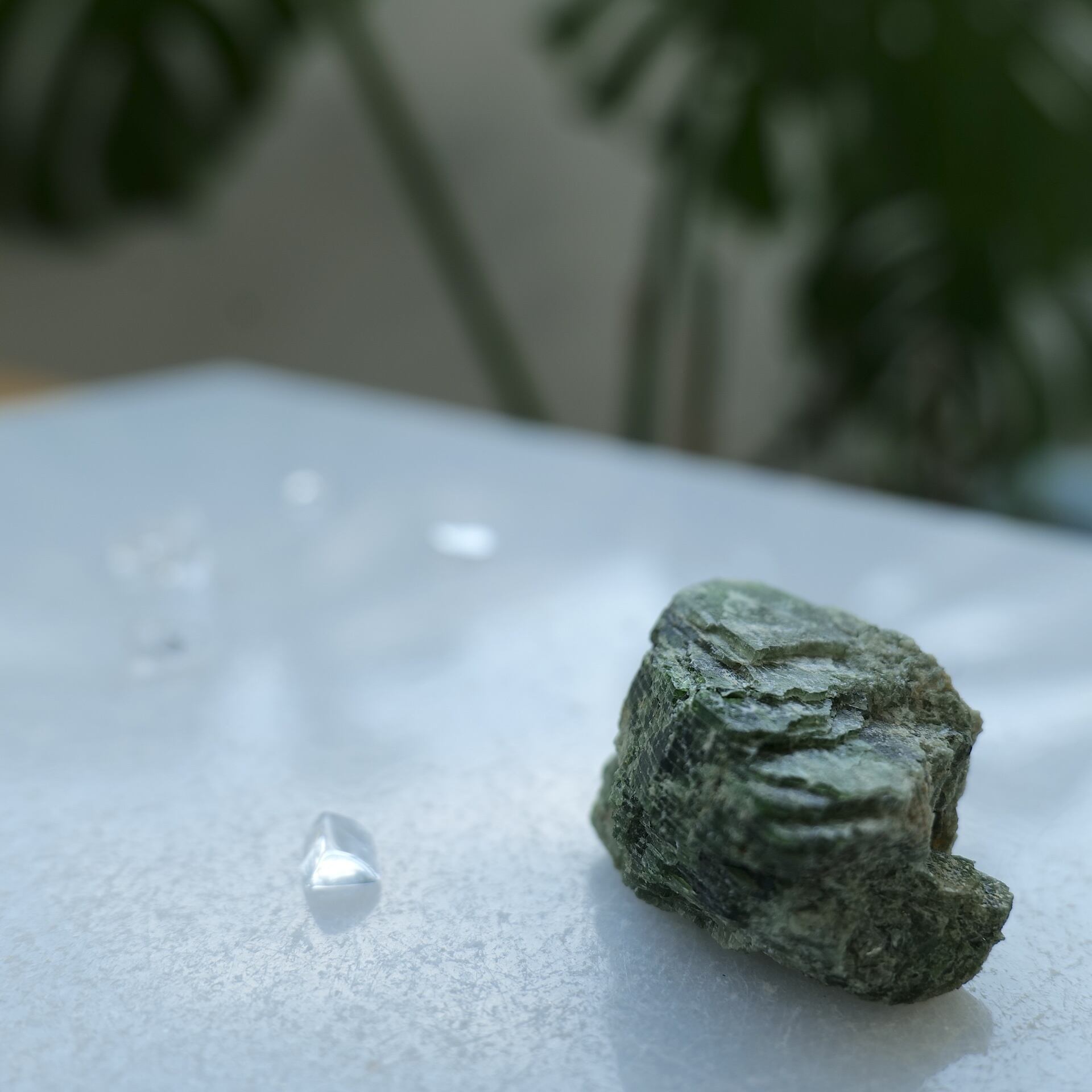 【地球の生命力を宿したグリーンクリスタル】ダイオプサイド 水晶原石 T26_5