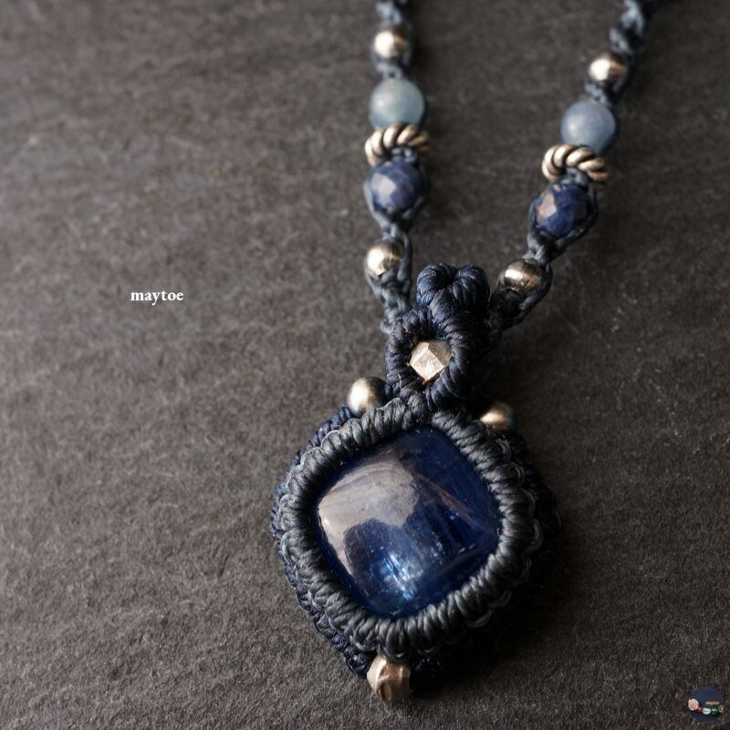 深いブルーとシラー*高品質カイヤナイトのマクラメネックレス