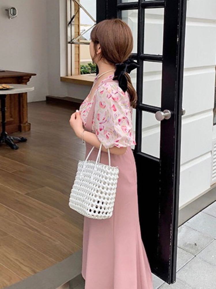 大人レディな佇まいが魅力的 花柄ブラウス×バッククロス 大人レディな佇まいが魅力的 花柄ブラウス×バッククロス