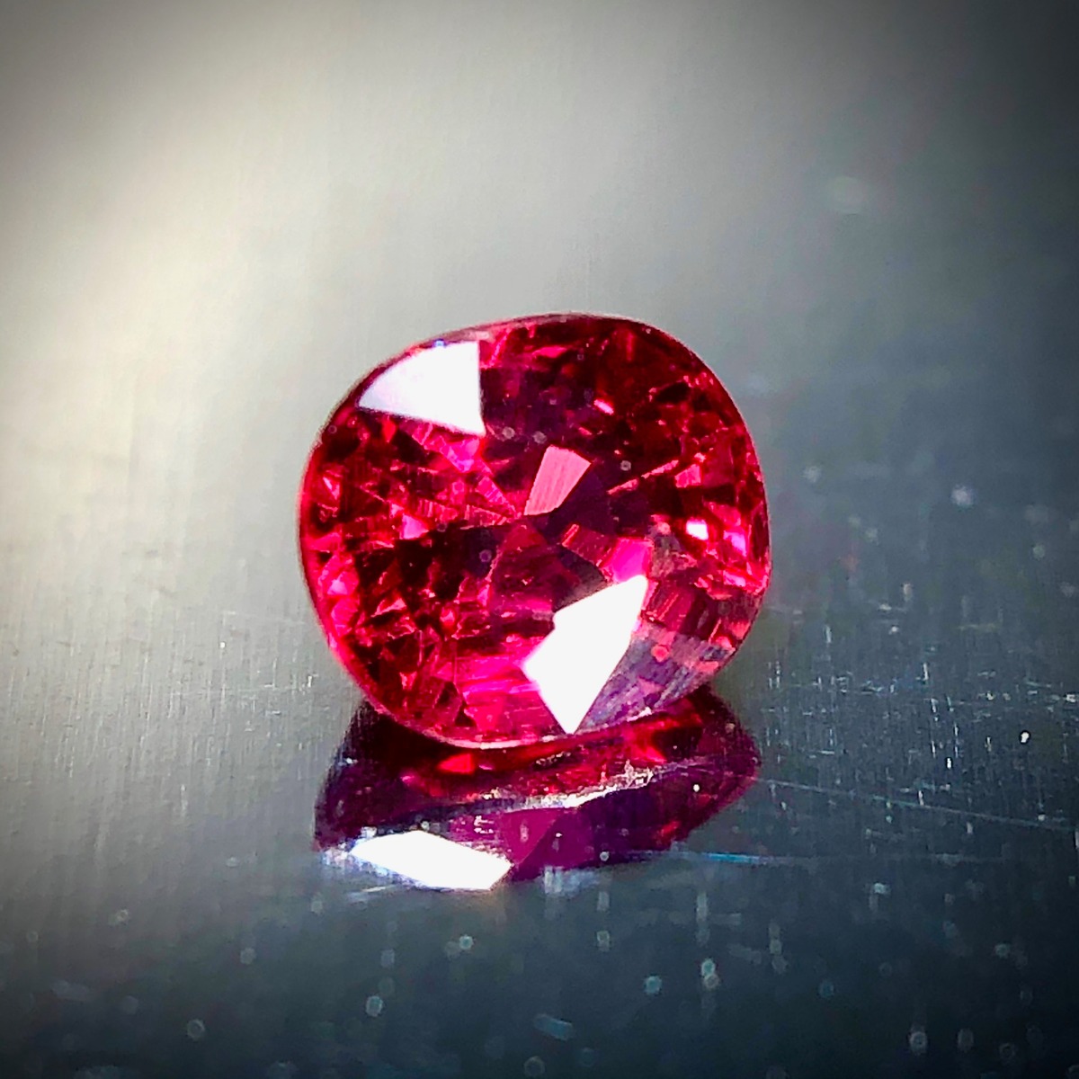 目の覚めるような鮮烈な赤 0.19ct 天然 ルビー | Frederick