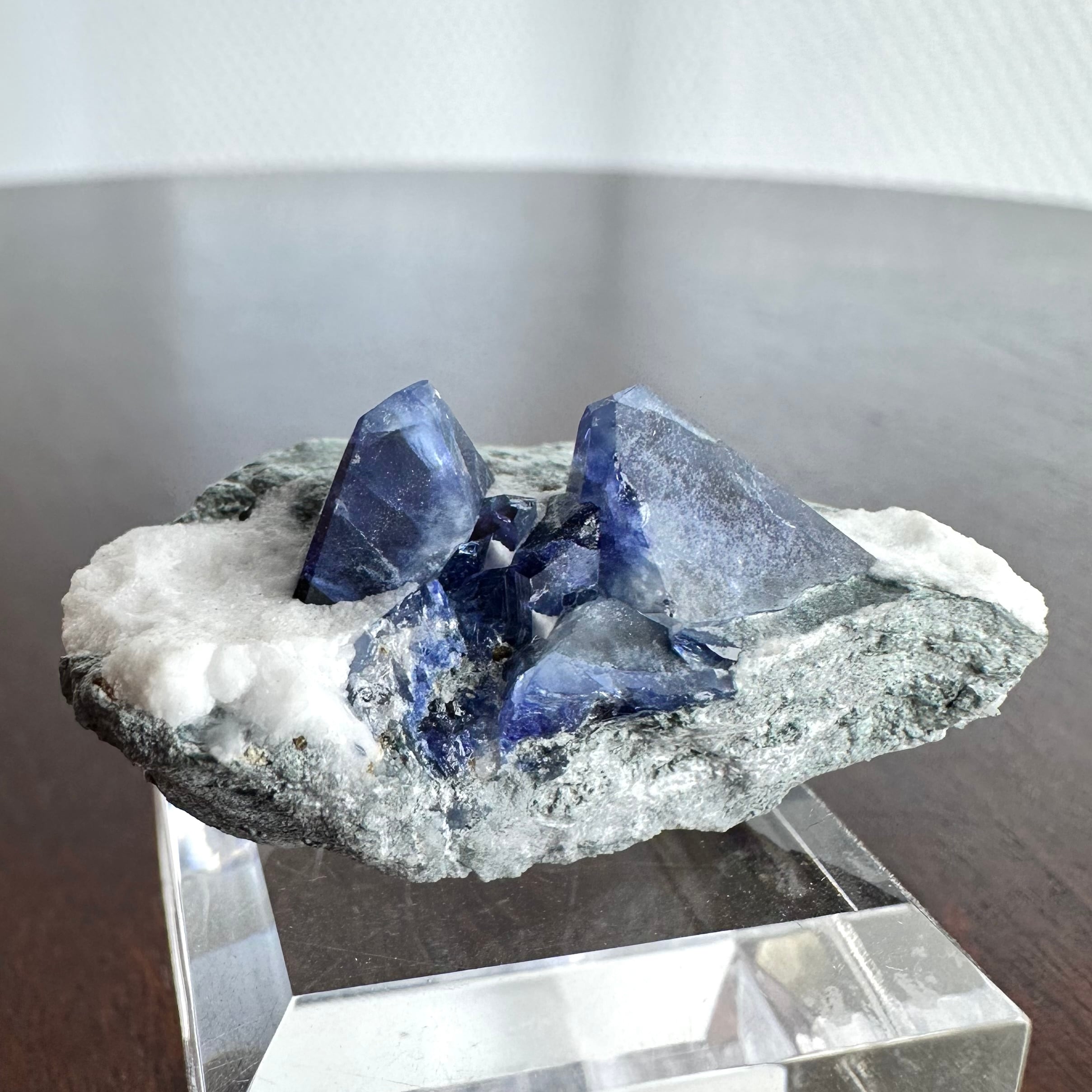 ベニトアイト/ジョアキナイト【Benitoite with Joaquinite】アメリカ産