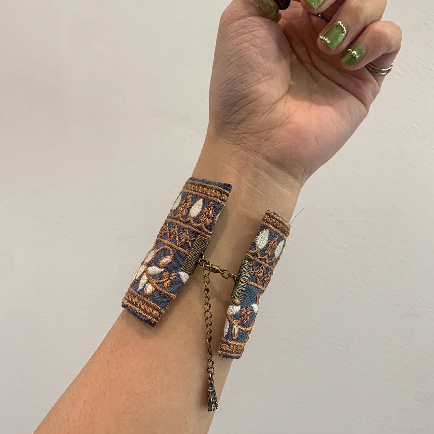 幅広インド刺繍のリボンブレスレット | Dua-アクセサリーパーツショップ