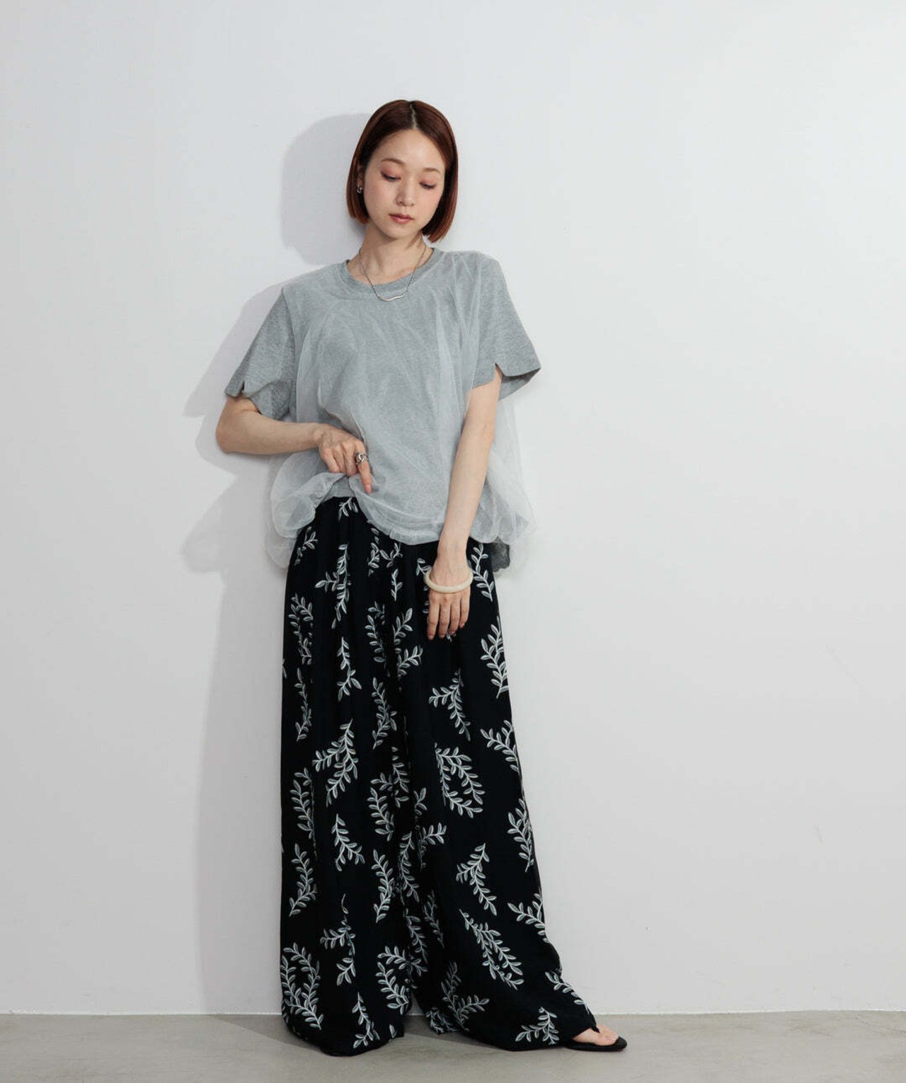 2605147 オーバーチュールスカラップTシャツ gray