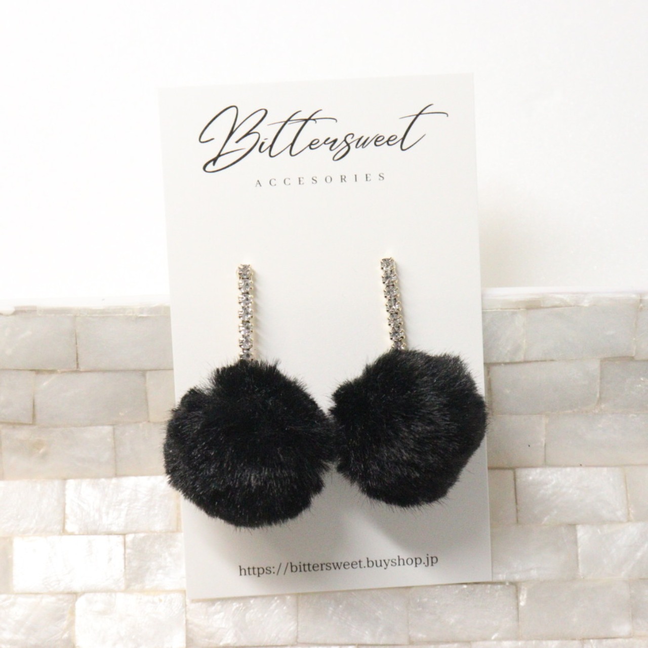 ふわふわファーのポンポンピアス 金アレ対応 デートにおススメのモテアイテム bittersweet