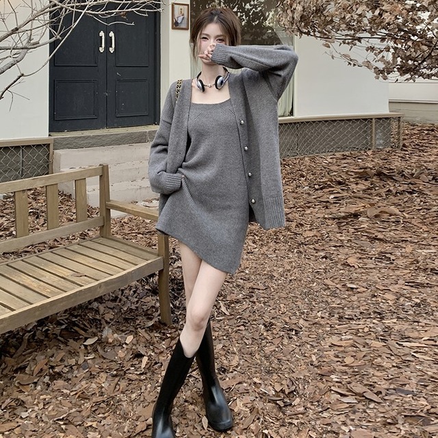 セットアップ レディース ニット ワンピース キャミワンピ カーディガン ミニ ミニ丈 ショート ショート丈 長袖 Vネック 2点セット ツーピース かわいい 大人可愛い カジュアル きれいめ おしゃれ お洒落 ラブリー キュート セクシー エレガント フェミニン 秋 冬 10代 20代 学生 通学 デート お出かけ 女子会 休日 着回し 普段使い 韓国 韓国系 送料無料 ファッション モテ トレンド 流行 インスタ映え S M L グレー