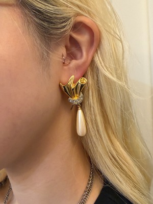 Givenchy / vintage drop perl design gold pierce.(o)