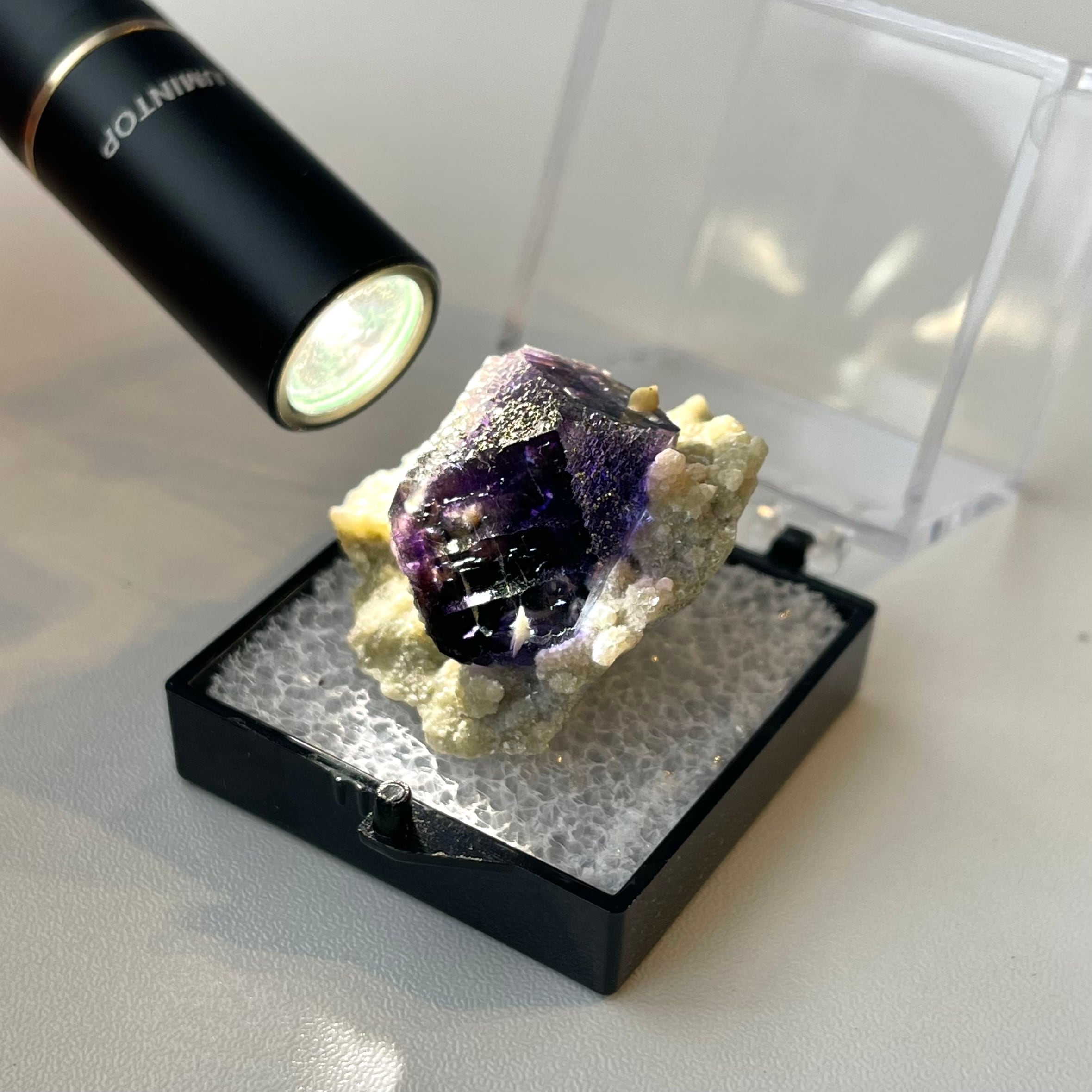 パイライト / フローライト / マスコバイト【Pyrite on Fluorite with