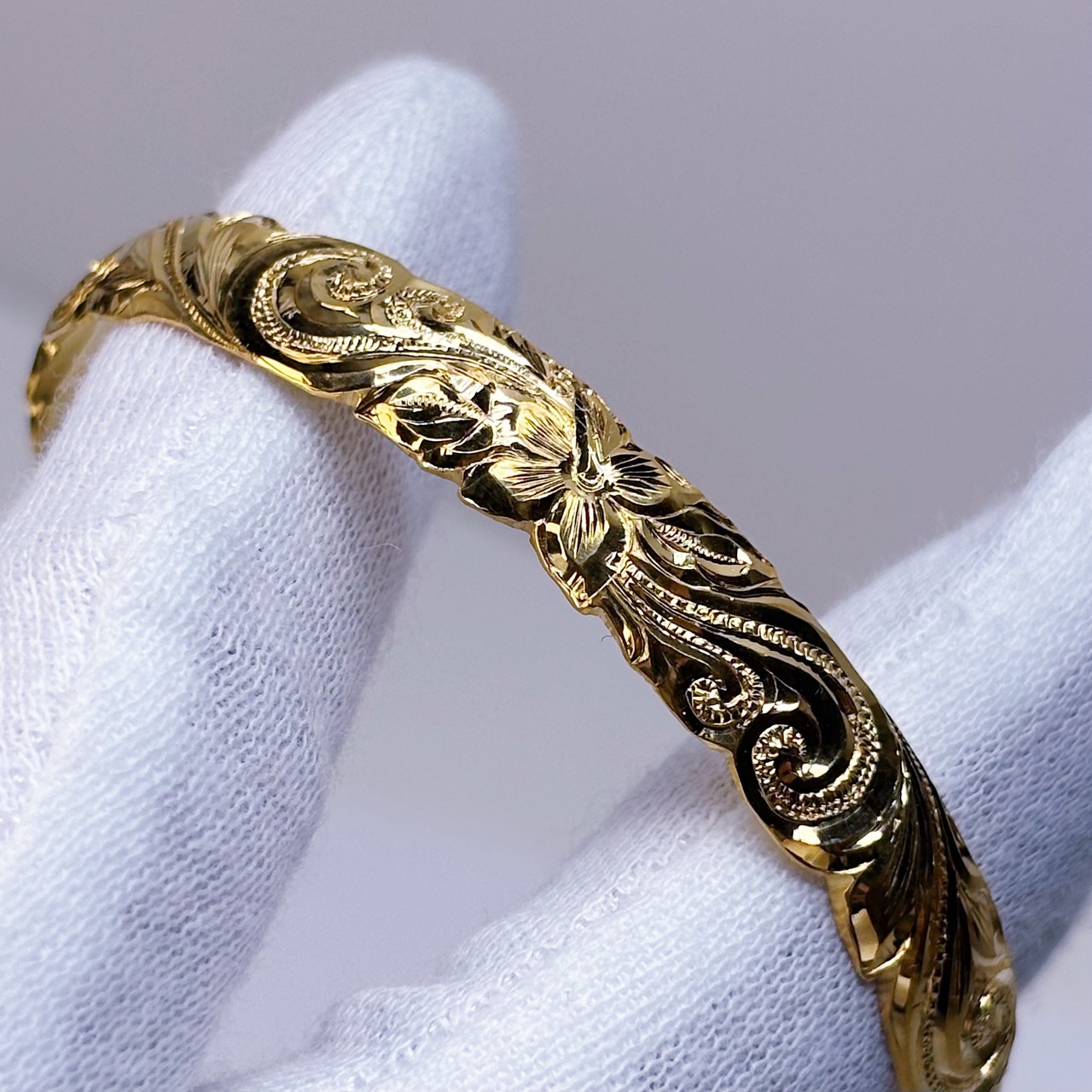 [手彫り]ハワイアンゴールドバングル(ハイビスカス&カレイキニ)