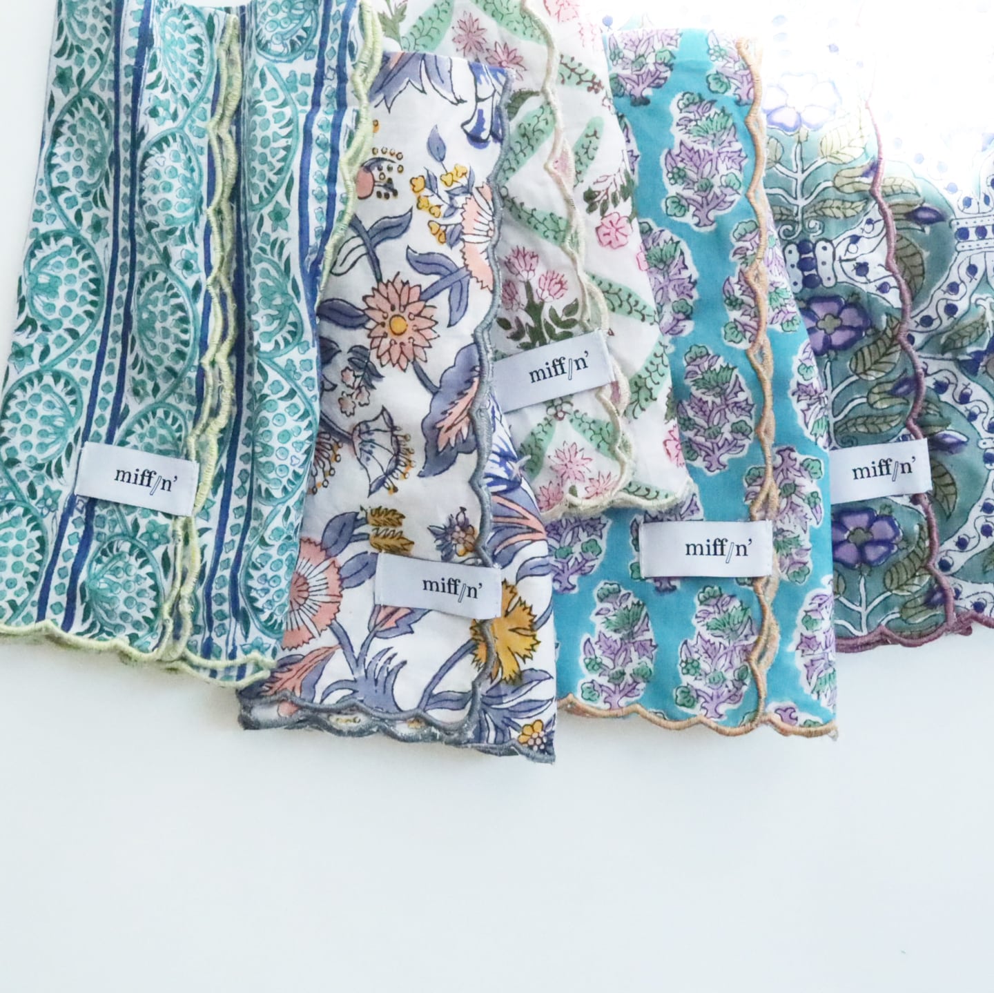 新柄追加]インドのハンドブロックプリントのスカラップ刺繍ハンカチ