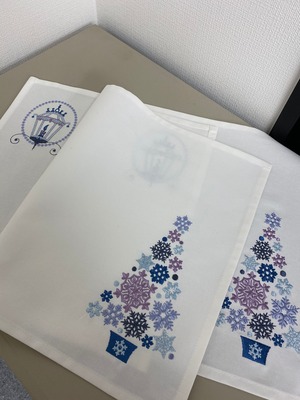 クリスマス　刺繍　ランチョンマット　２枚セット