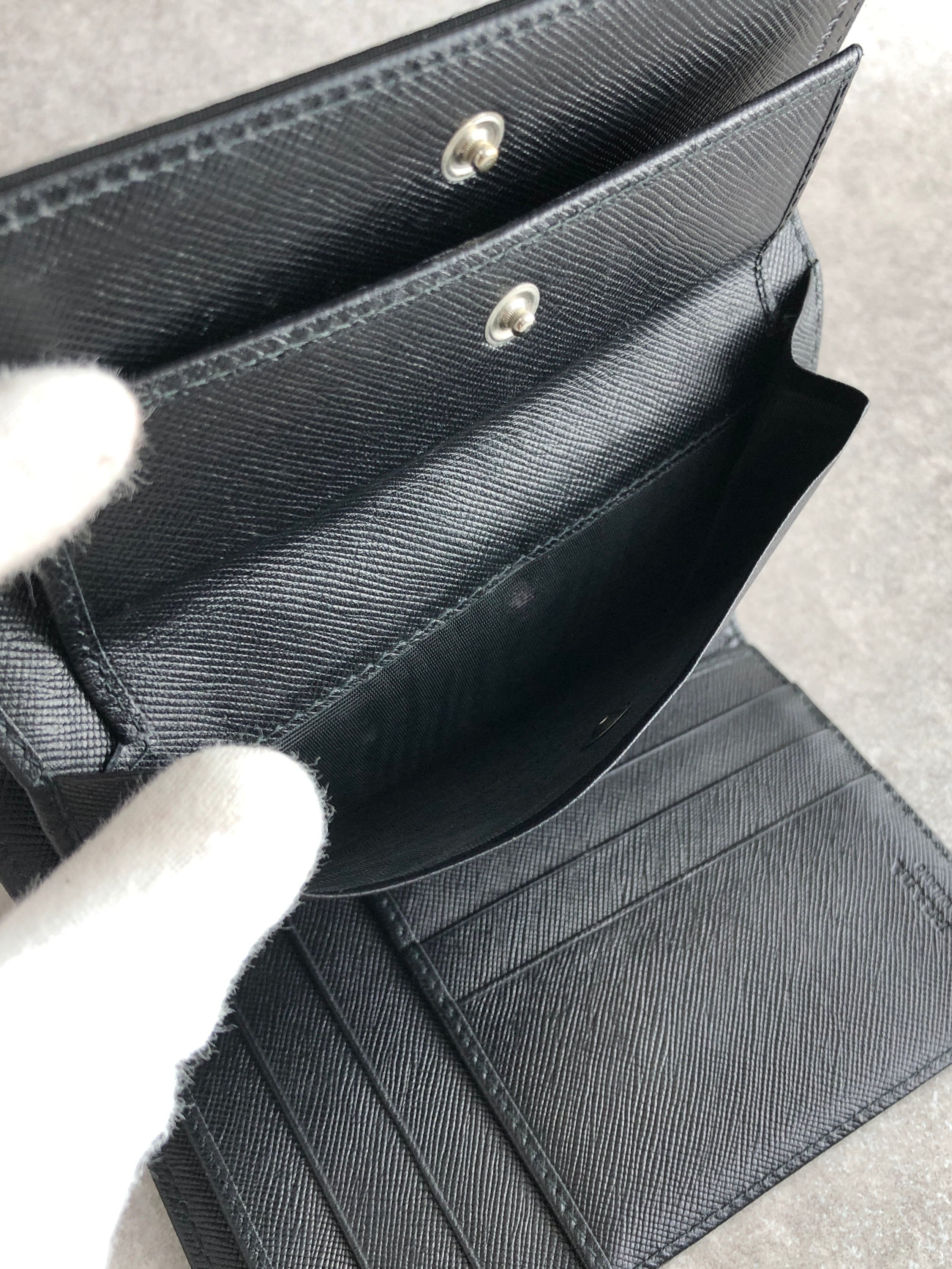 PRADA プラダ 財布 ブラック トライアングルロゴ レザー 3つ折り