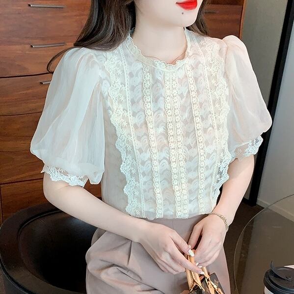 トップス レディース ブラウス S M L XL ホワイト 半袖 レース 花柄 透け感 シアー チュール スタンドカラー フリル ピンタック 華やか シンプル きれいめ カジュアル フェミニン エレガント 上品 キュート ガーリー 大人可愛い おしゃれ 普段使い デート お出かけ 女子会 休日 旅行 通勤 通学 セレモニー お呼ばれ 着まわし 存在感 韓国系 ファッション コーデ スタイル モテ 春 夏 10代 20代 30代 40代 50代 送料無料