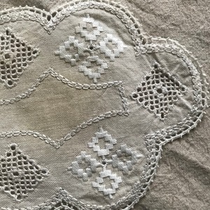 スウェーデンの雲形の刺繍の布