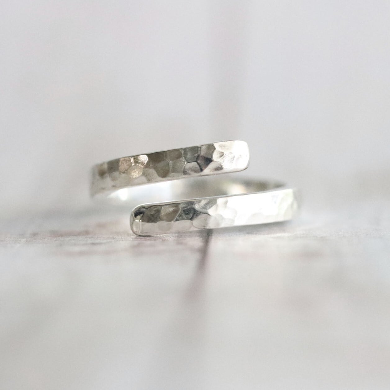 SVリング】フリーサイズ_平_槌目 | Somm Jewelry【ソムジュエリー】