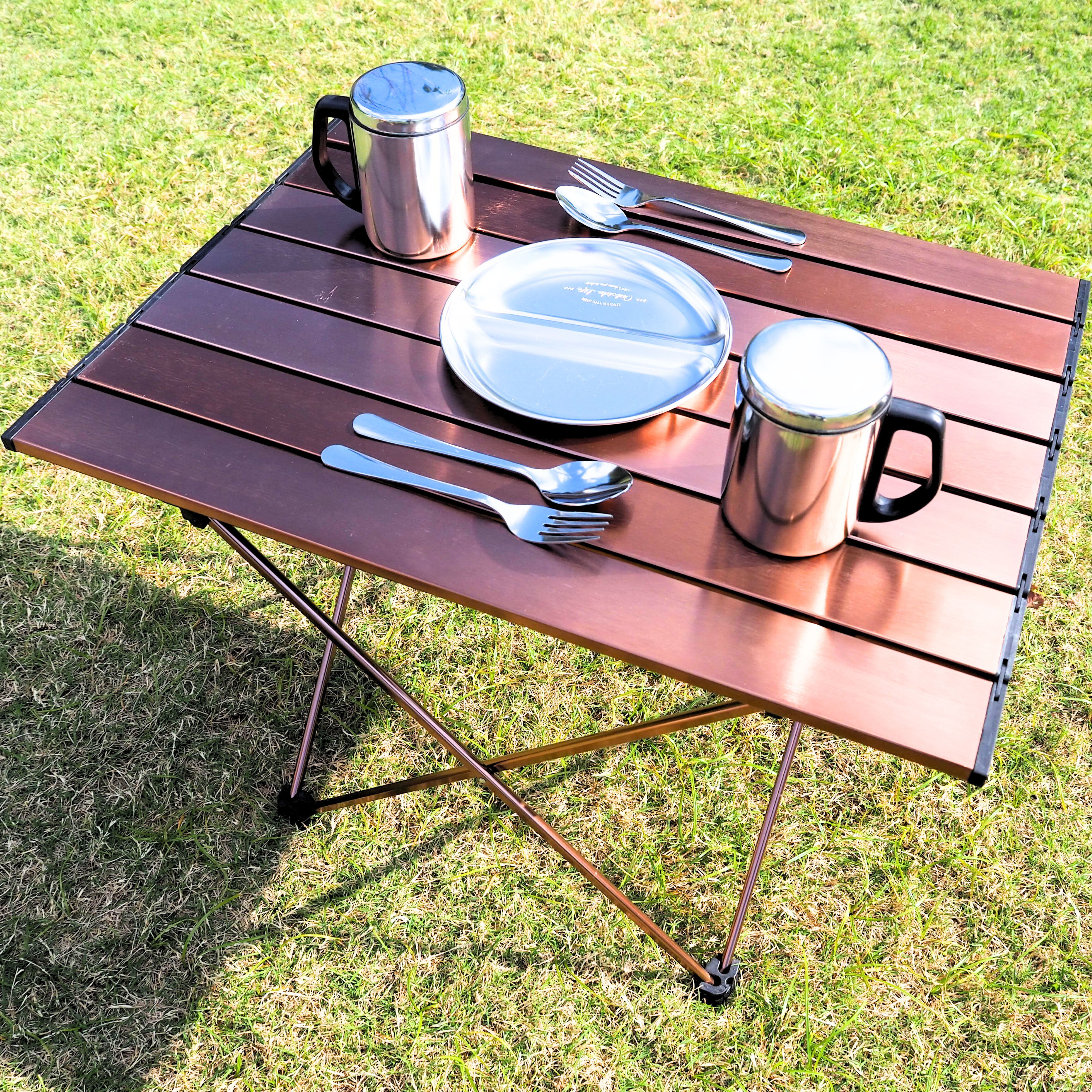 ノーブランド キャンプテーブル アルミロール 1人〜2人用 約55㎝(幅)x40㎝(奥行)x47㎝(高)中型【ブロンズカラー】