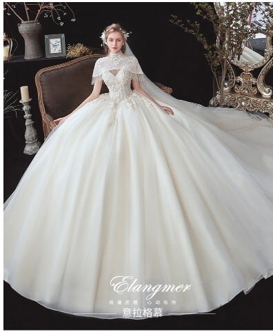 豪華！ ウエディングドレス 薄シャンパンの色 花モチーフ トレーン