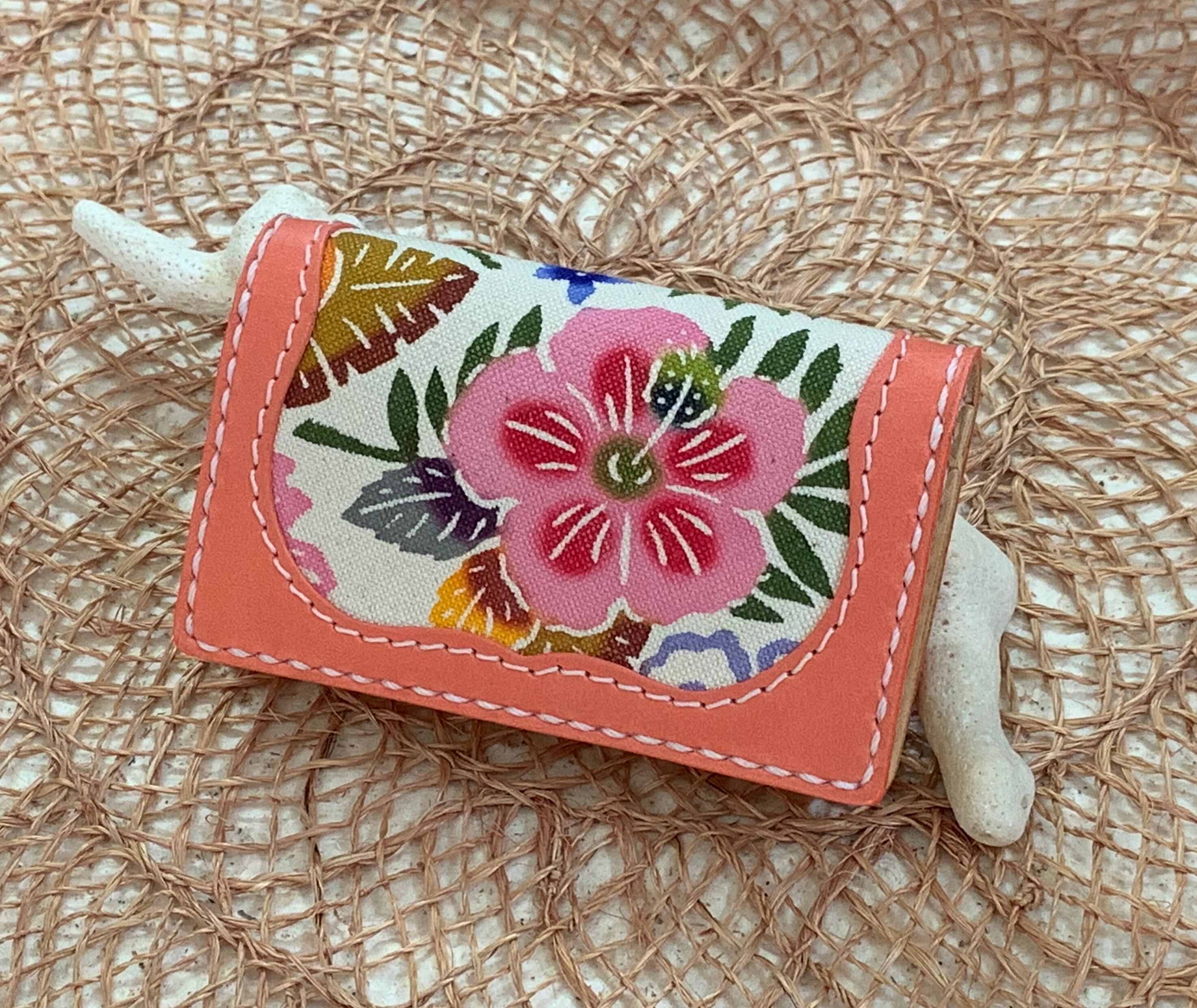 紅型カードケース  （ハイビスカス柄）　革　ピンク色