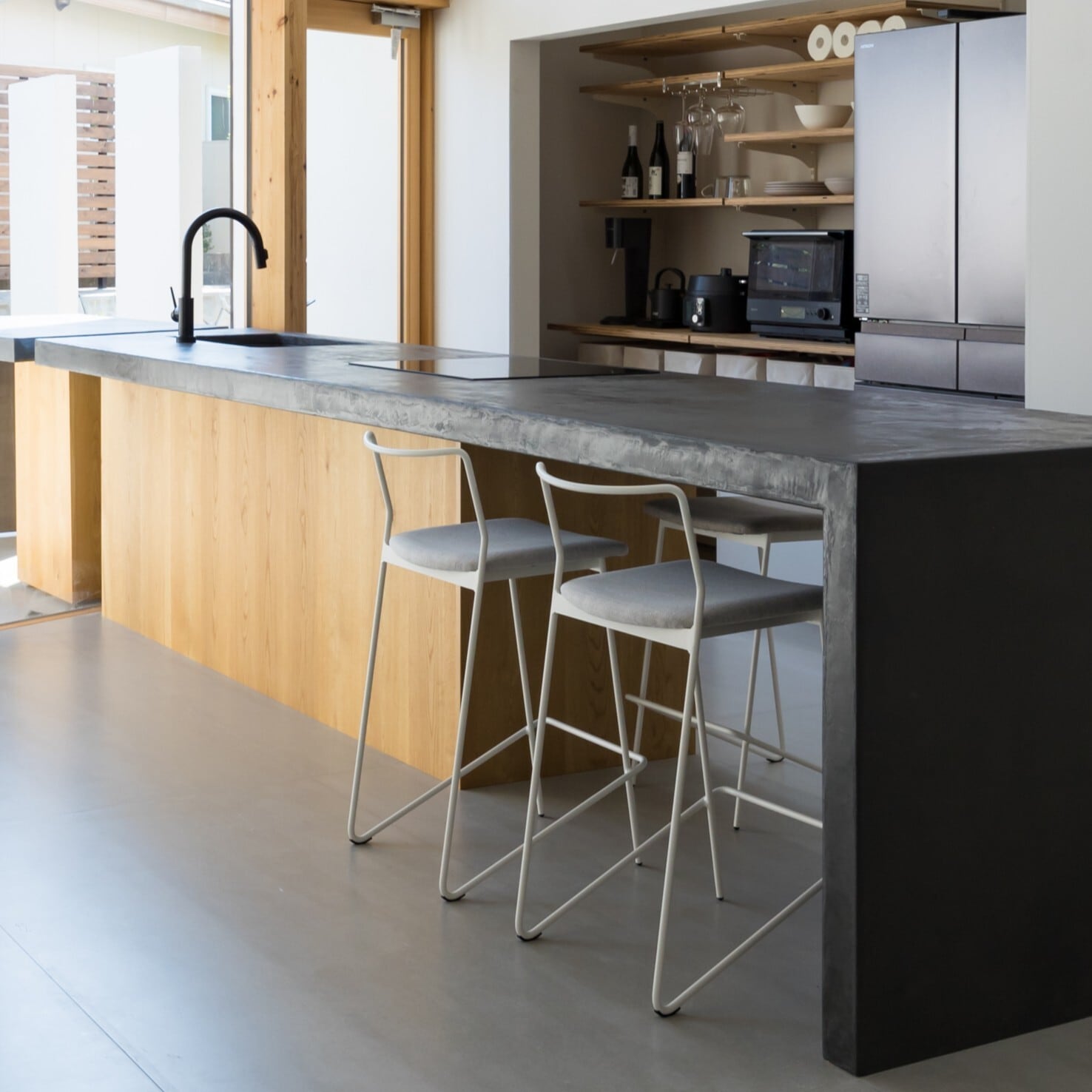 鉄が描く、ひとふで書きの美しさ。【feliceカウンターチェア630