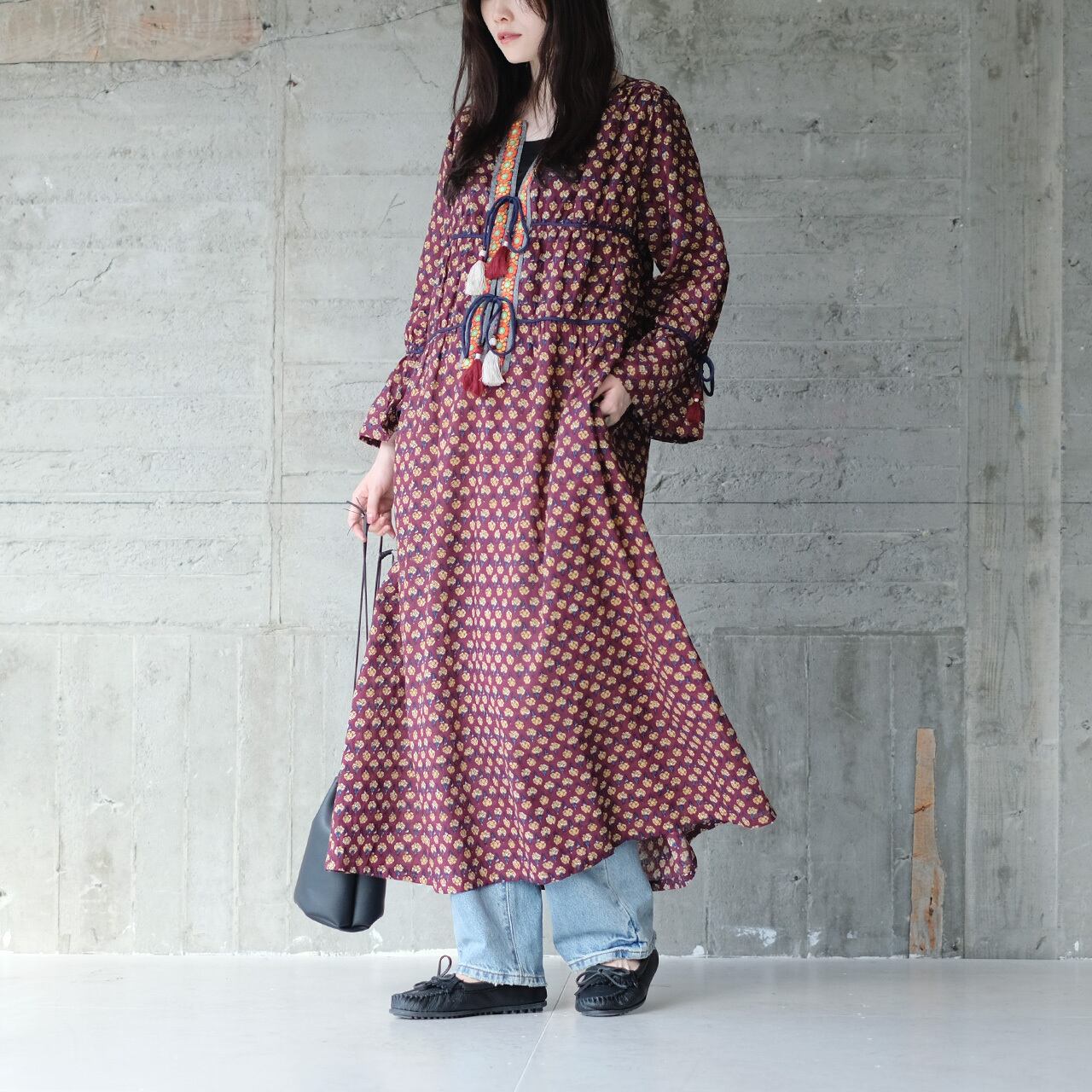 インド 直輸入⭐︎新品ブロックプリント ワンピース タッセル付き 刺繍リボン＆タッセルが個性的！ブロックプリント長袖ワンピース（24w