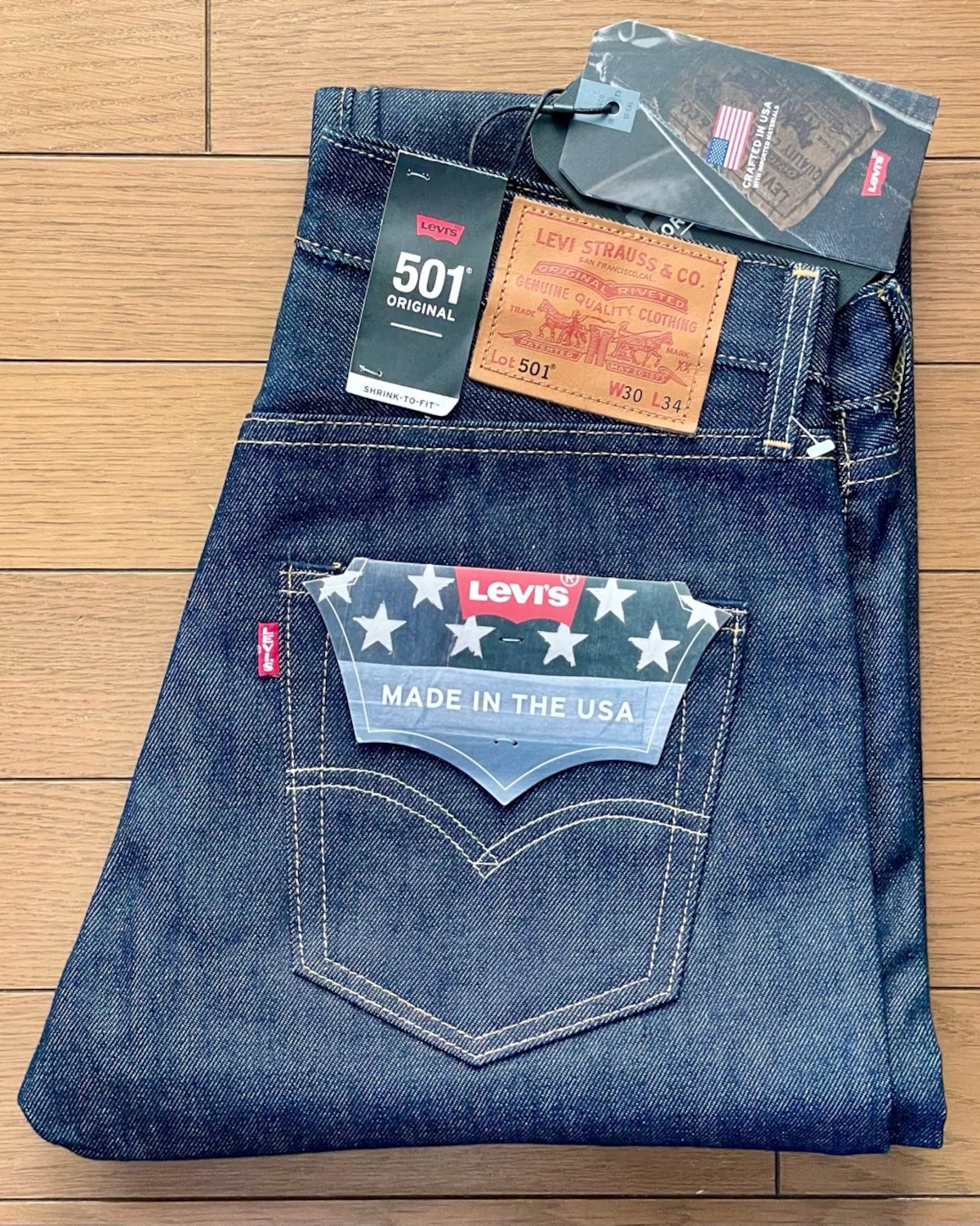 新品 Levi