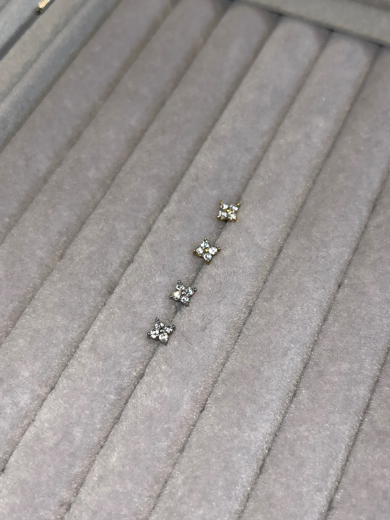 Tiny clover zirconia pierce