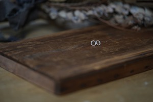 シルバーの丸型直接ピアス