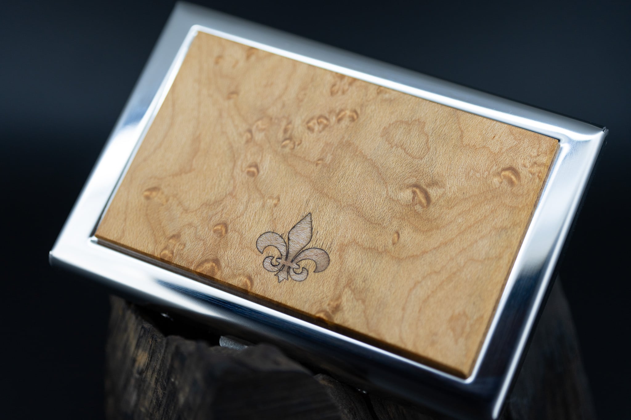 ※【英女王の愛した銘木】 バーズアイメープル カードケース silver フルールドリス