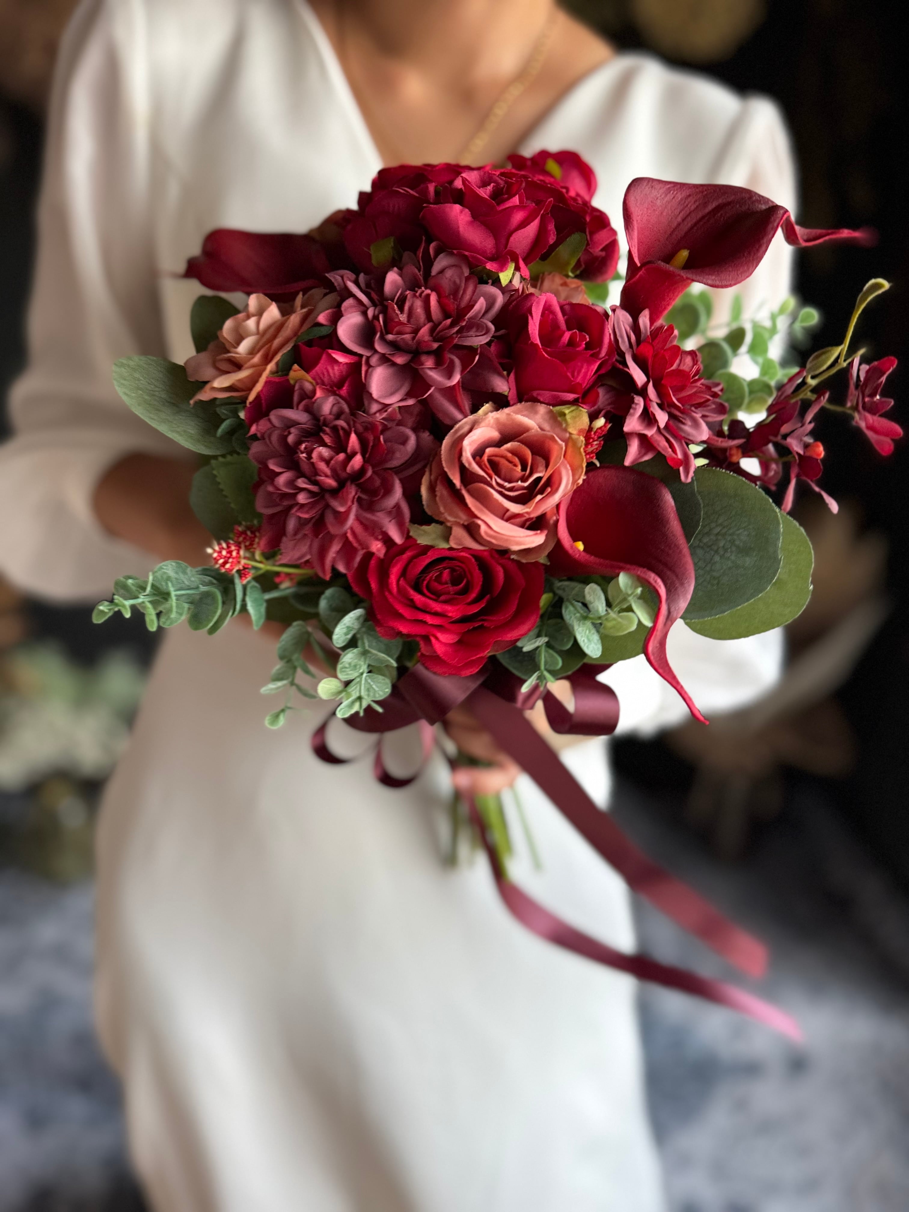 ＊造花＊オレンジアンスリューム×ワインレッドクラッチブーケ 花嫁様の肌を美しく魅せる人気花材のオレンジクラッチブーケ