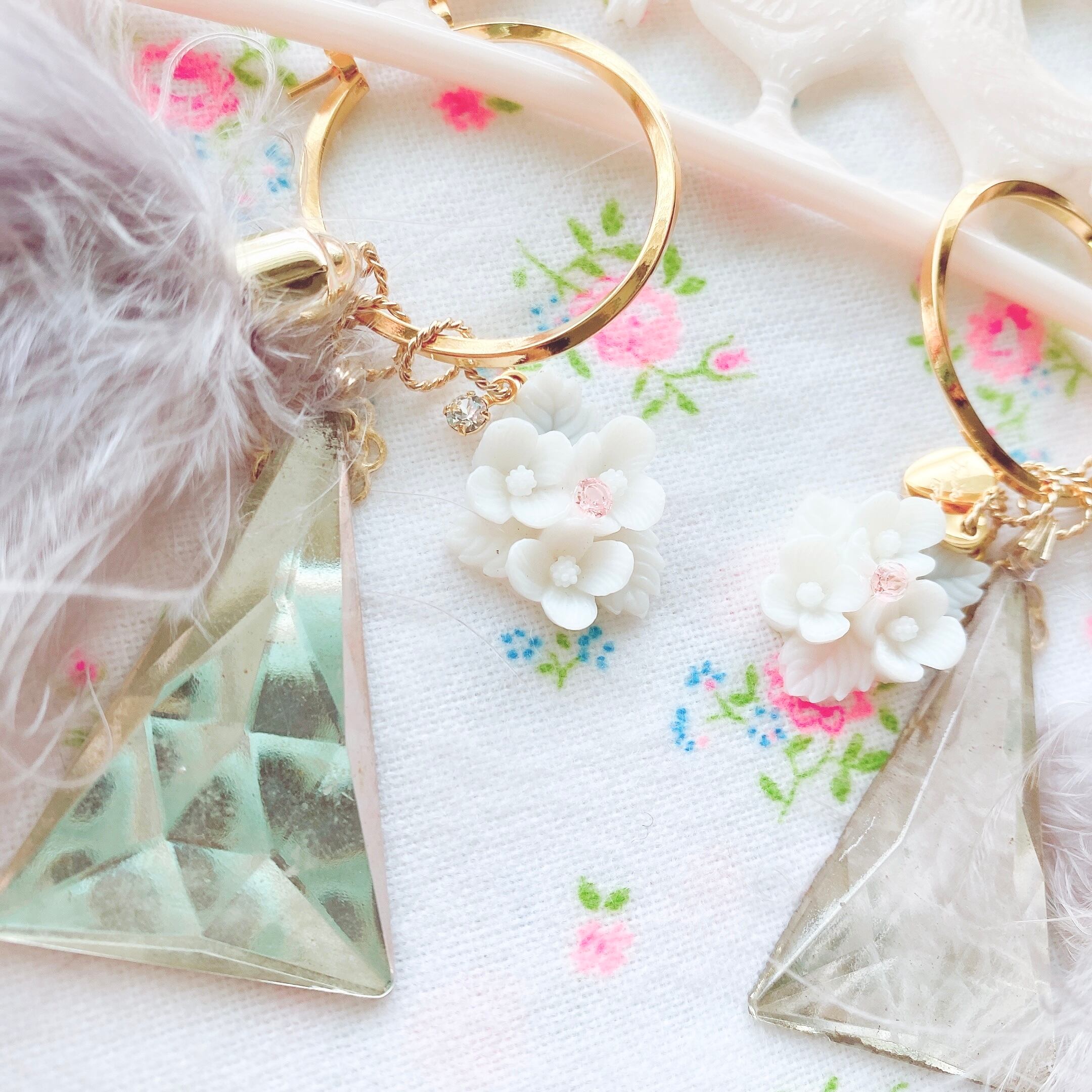 Gray fur and white flowers earrings ファーと花束のピアス　グレー