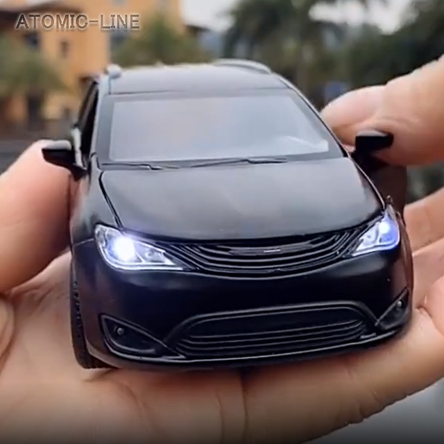 クライスラー ボイジャー 1/32 ミニカー 全3色 ライト点灯 エンジンサウンド 合金モデル 模型 ジオラマ