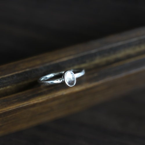 【水晶の指輪】オーバルカボション 重ね付けも楽しめるシンプルシルバーリング