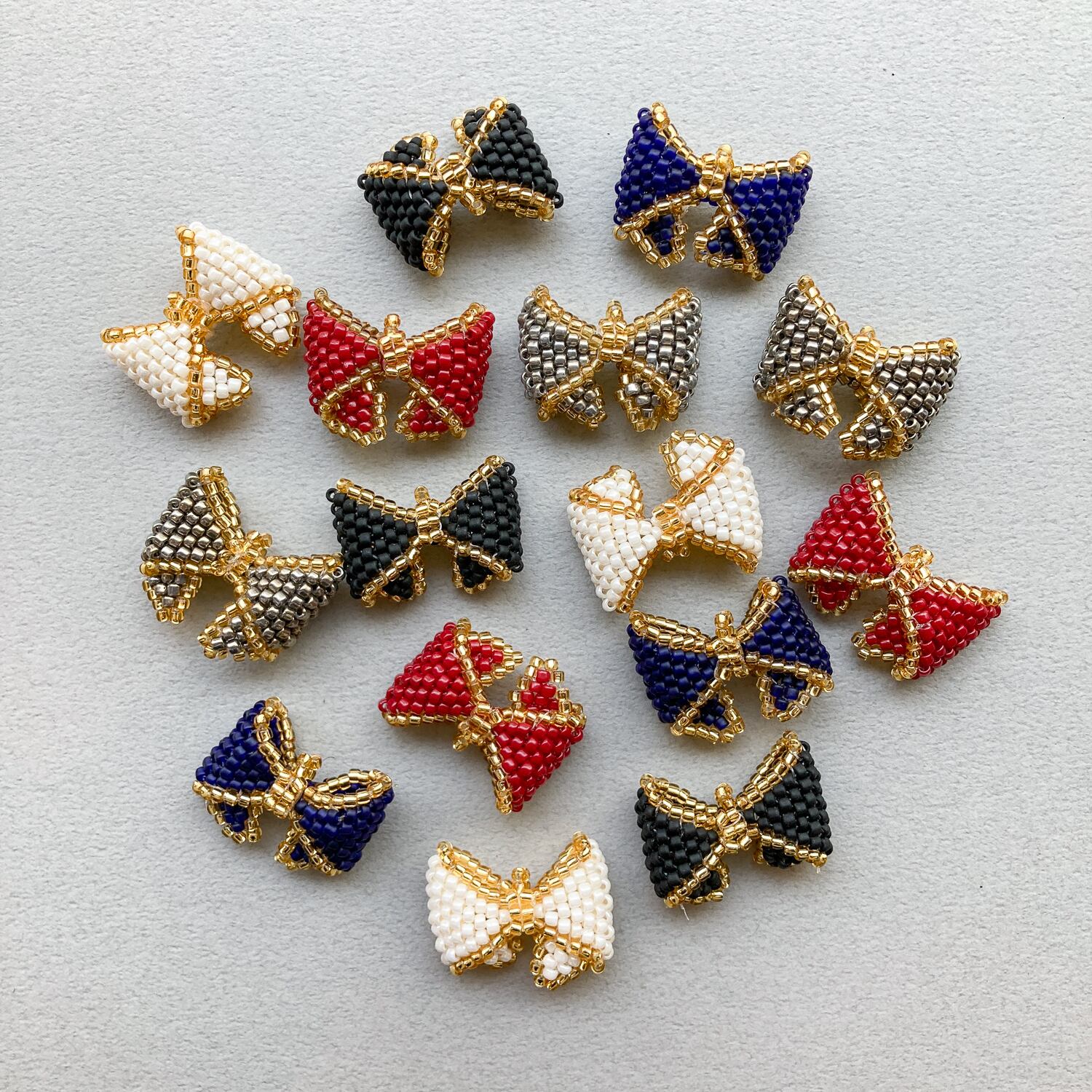 再入荷〉Duaオリジナル ビーズチャーム立体リボンS(22mm 再入荷〉Duaオリジナル ビーズチャーム立体リボンS(22mm